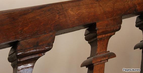 Détail d’une rampe d’escalier en bois, photographie de la galerie Bigorne