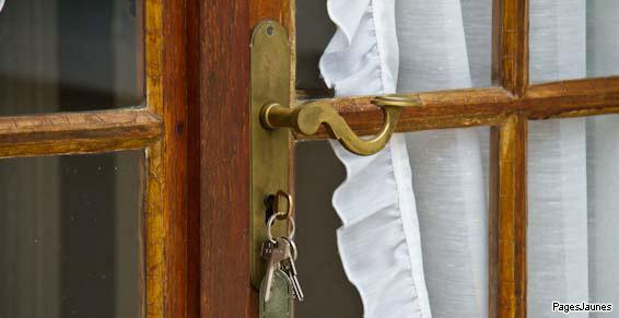 Détail de poignée et serrure sur une porte en bois